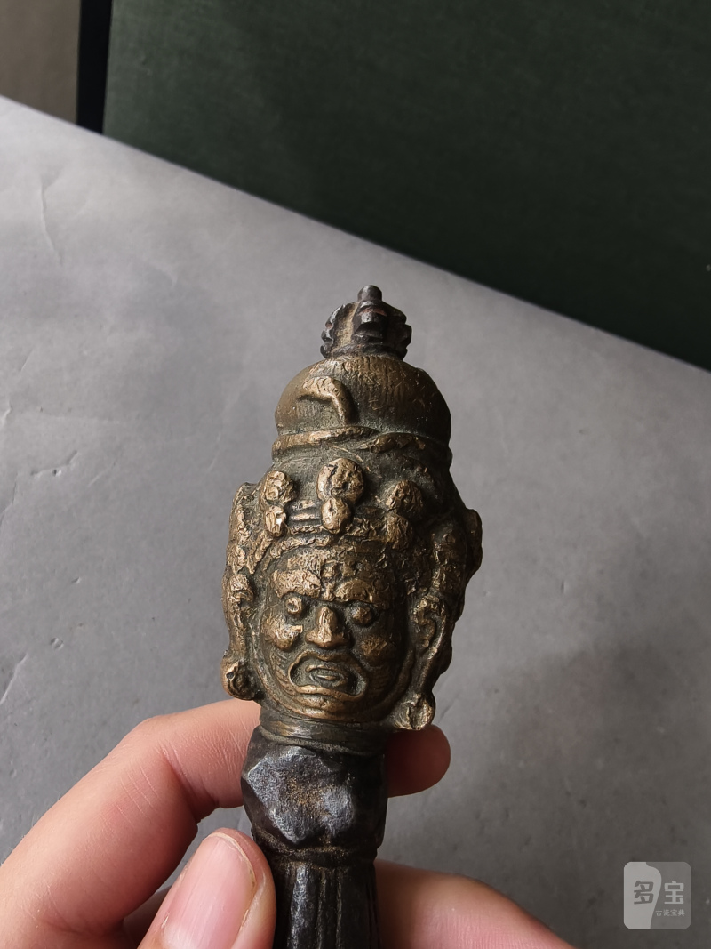 A metal bell (ghanta) and a phurbu - 图27